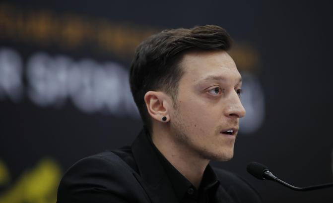 Son dakika - Dünya Fenerbahçe'yi konuştu! Mesut Özil manşetlerde...