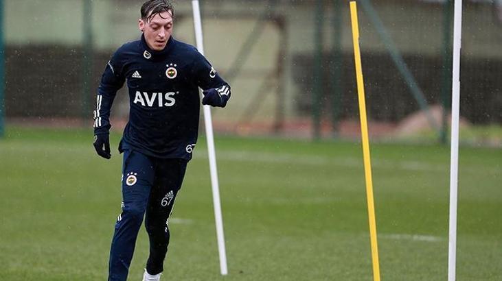 Mesut Özil Galatasaray derbisinde sahada!