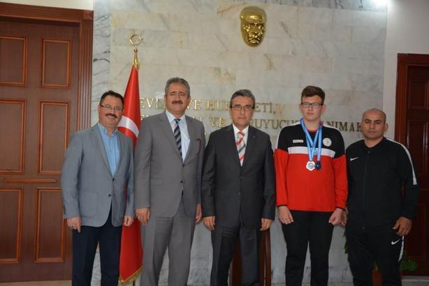 İşitme engelli lise öğrencisi, Kuşadası'nın gururu oldu