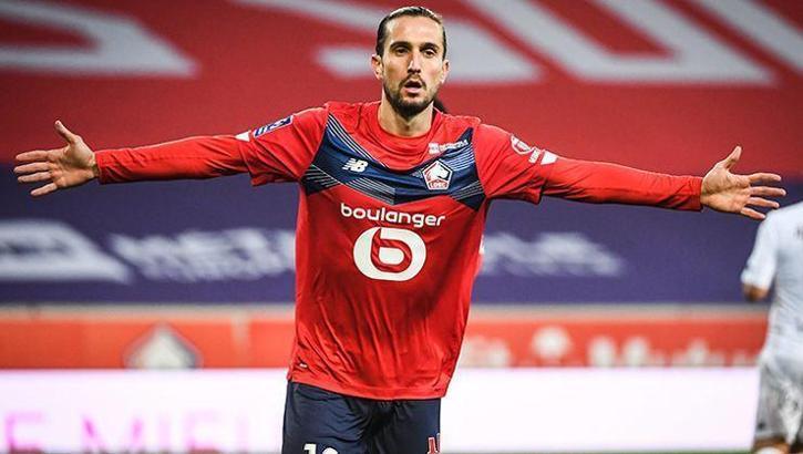 Ayın futbolcusu seçilen Yusuf Yazıcı plaketini aldı