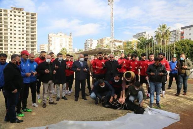 Futbolcular kurban kesti, virüssüz sezon için dua etti