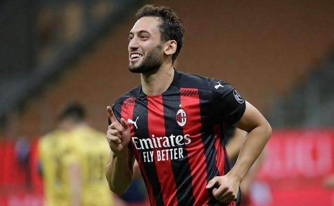 Hakan Çalhanoğlu nereli, kaç yaşında? Hakan Çalhanoğlu hangi takımlarda oynadı? Hangi takımda oynuyor ve maaşı ne kadar?