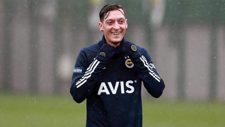 SON DAKİKA | Fenerbahçe, Mesut Özil'in lisansını çıkardı