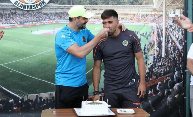 Alanyaspor'da Anastasios Bakasetas'ın doğum günü kutlandı