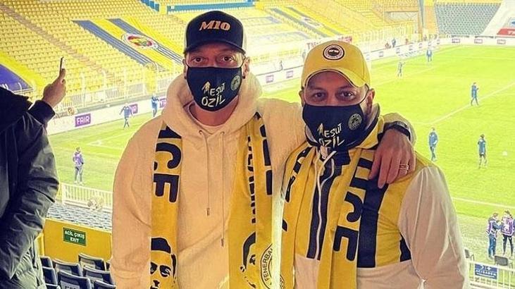 Mesut Özil'den maç sonu galibiyet paylaşımı