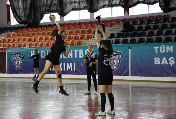 Kemer'de hentbol müsabakası