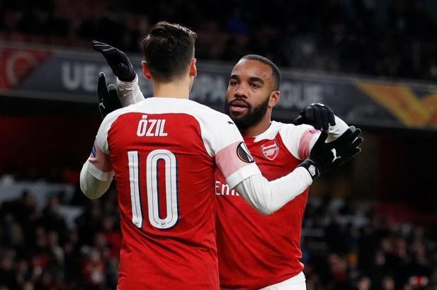 Alexandre Lacazette, Mesut Özil'e başarı diledi