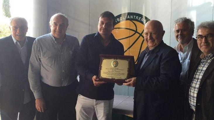 Ergin Ataman'a teşekkür plaketi