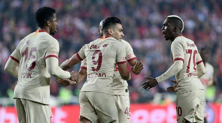 Radamel Falcao performansıyla göz dolduruyor