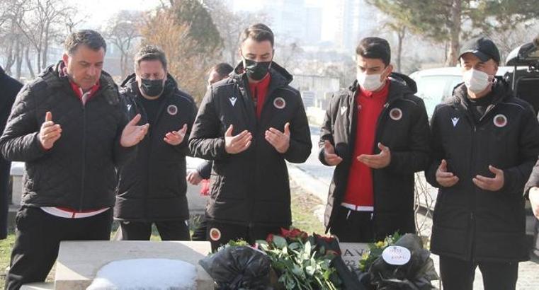 İlhan Cavcav mezarı başında anıldı