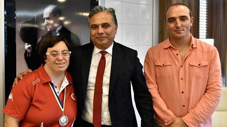 Benay Balcı, madalya sevincini Başkan Uysal'la paylaştı