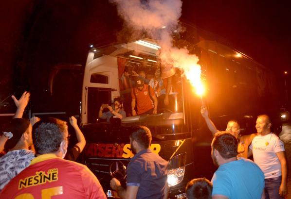 Kayserispor'u taraftarı meşalelerle karşıladı