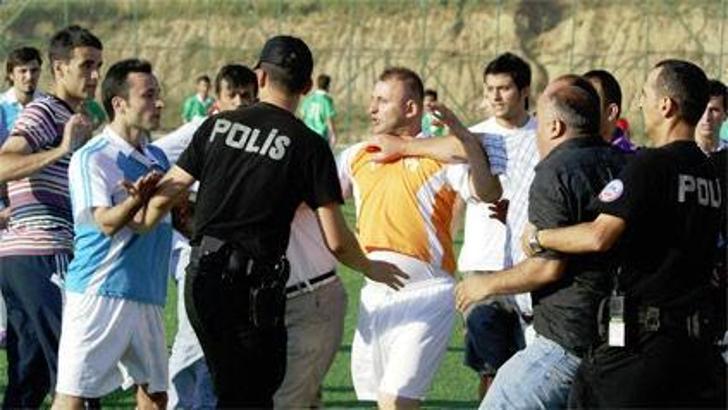 Tribünde ilk vuvuzela kavgası