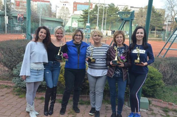 Dünya Kadınlar Günü'nde tenis turnuvası düzenlendi
