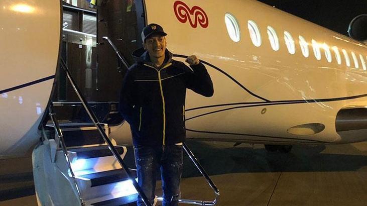 300 binden fazla kişi Mesut Özil'in İstanbul'a gelen uçağını takip etti