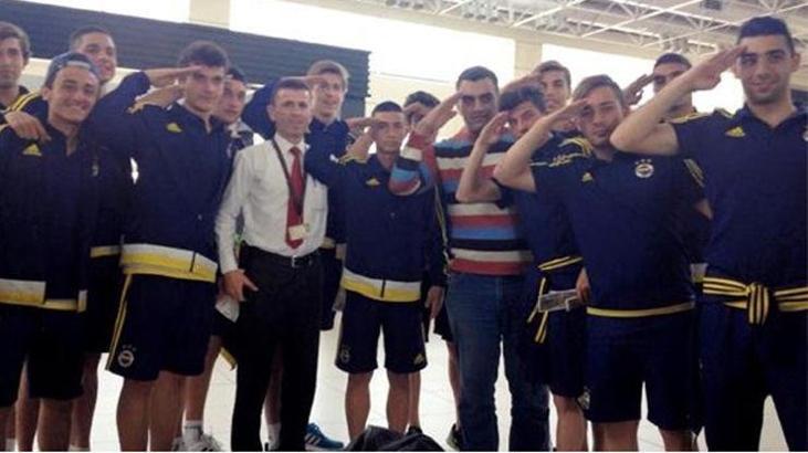 FENERBAHÇE OYUNCULARINDAN ASKERE BÜYÜK JEST