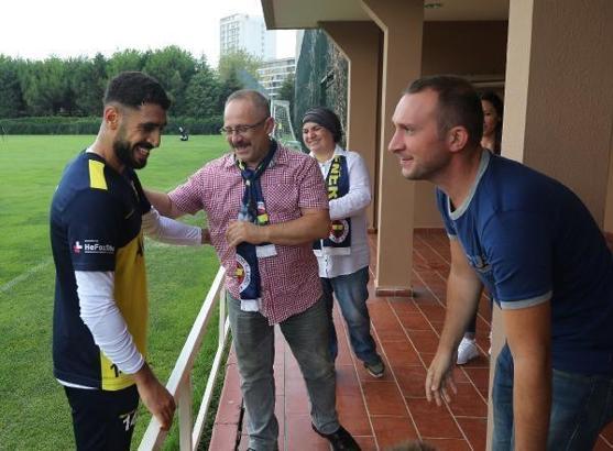 Koray Şener'in ailesi Fenerbahçe idmanını ziyaret etti