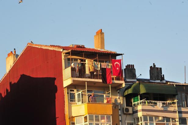 Fatih Karagümrük, galibiyeti balkondaki taraftarıyla kutladı