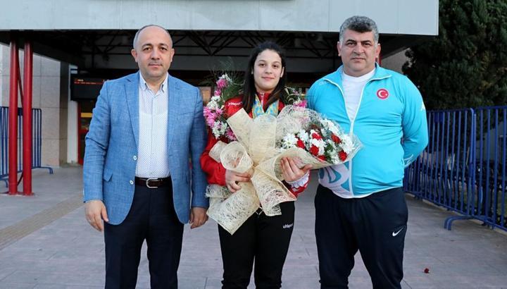 Avrupa şampiyonu Esma Alper, Samsun'da çiçeklerle karşılandı