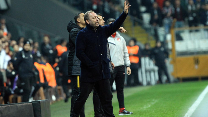 Beşiktaş taraftarından Sergen Yalçın'a önce alkış sonra mesaj