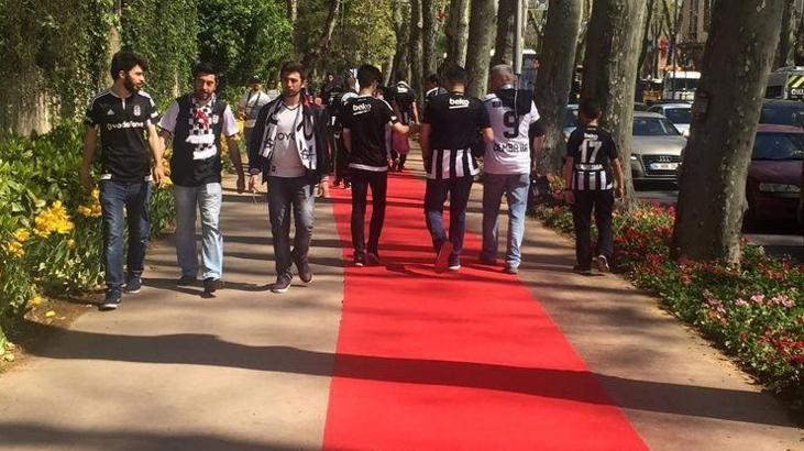 Beşiktaş taraftarına kırmızı halı