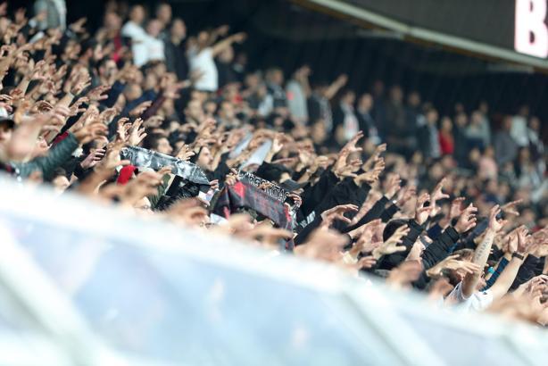 Beşiktaş taraftarı tribünlere döndü ama yıkıldı