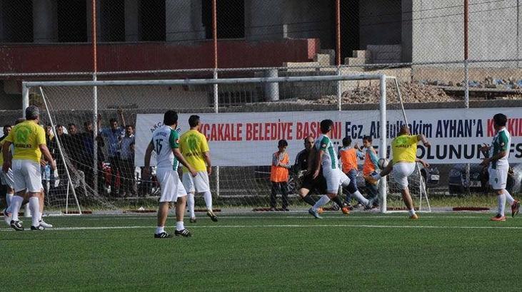 Eski futbolcular gösteri maçında buluştu