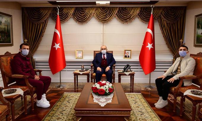 Trabzonsporlu futbolcular, Trabzon Valisi Ustaoğlu'nu ziyaret etti