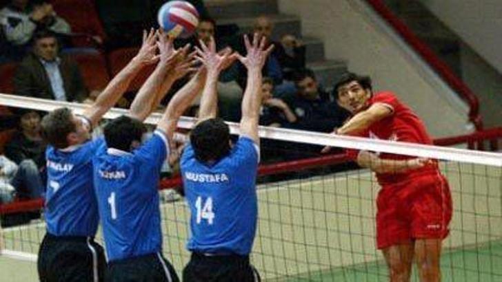 Liseli voleybolcular sahada