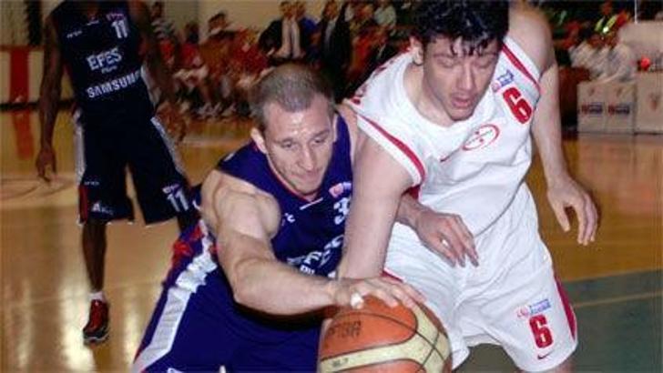 Efes Pilsen seriyi kısa kesti: 72-99