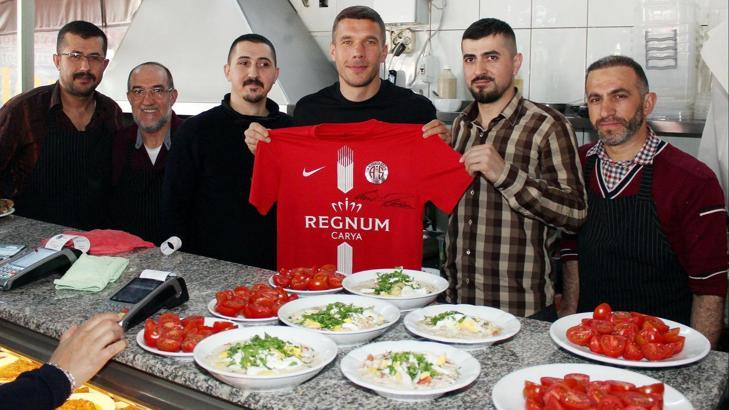 Lukas Podolski'nin köfte-piyaz keyfi