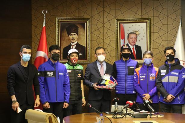 Bakan Kasapoğlu'ndan genç motor sporcularına övgü