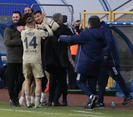 Fenerbahçe, Süper Lig'de 4'te 4 ile dolu dizgin