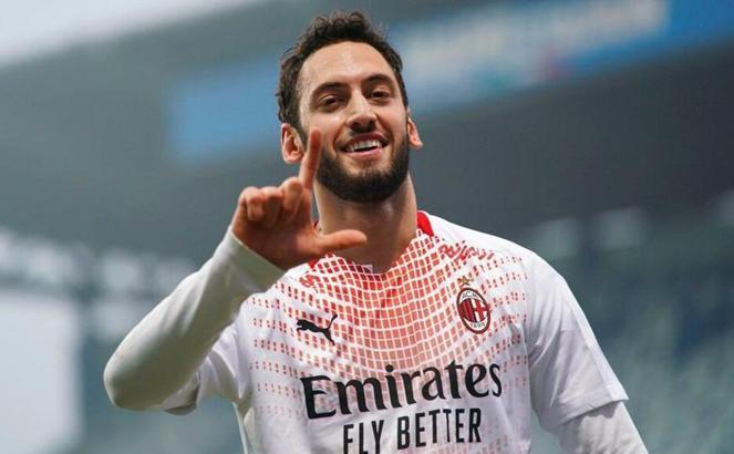 Hakan Çalhanoğlu'na Milan'dan dev teklif!