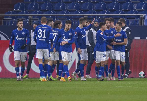 Schalke 04, 30 maç aradan sonra galibiyetle tanıştı