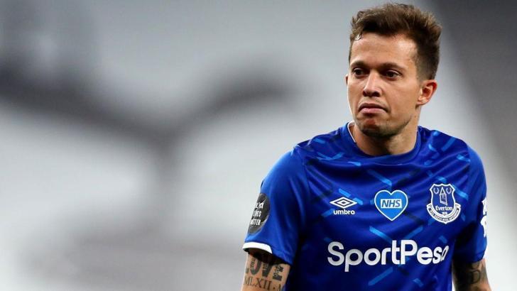 Bernard, Roma'ya; Olsen, Everton'a