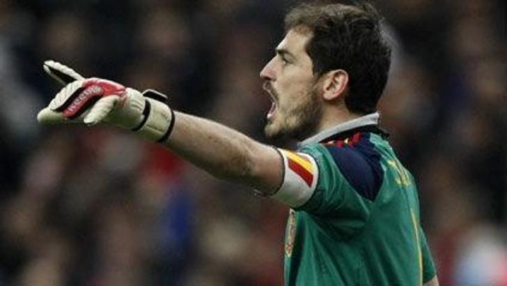 Casillas, Raul'u yakaldı!