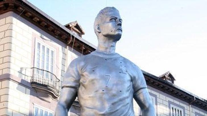 Ronaldo'nun heykeli geldi