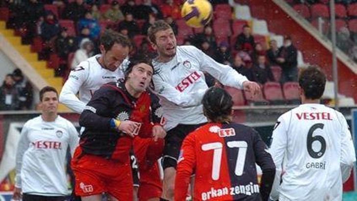 Es-Es bir attı üç aldı: 1-0