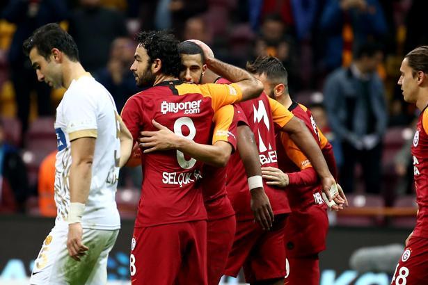 Selçuk İnan ıslıklandı