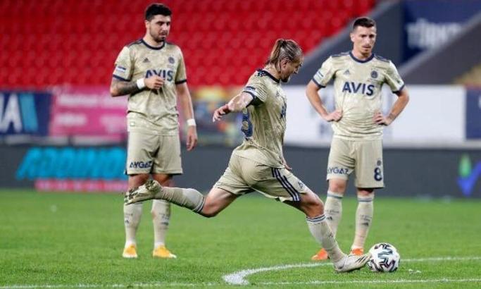 Fenerbahçe'de Caner Erkin ve Ozan Tufan kart sınırında
