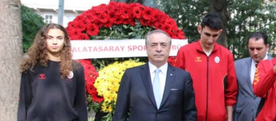 Mustafa Cengiz, genç voleybolcularla buluştu