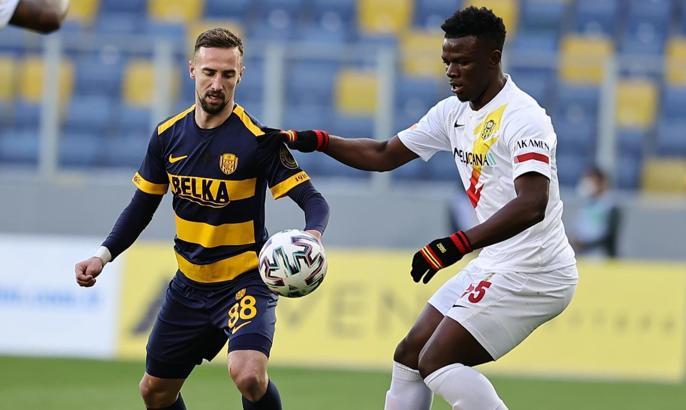 Youssouf Ndayishimiye yürekleri ağza getirdi! Sedyeyle sahadan çıkartıldı