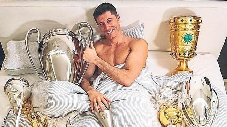 Lewandowski'den yine yatak pozu!