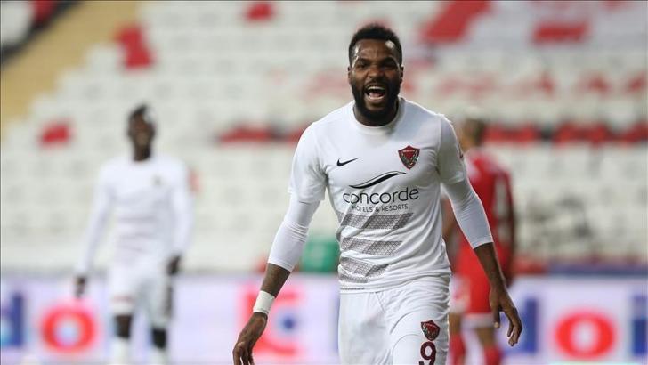 Boupendza, performansıyla göz dolduruyor