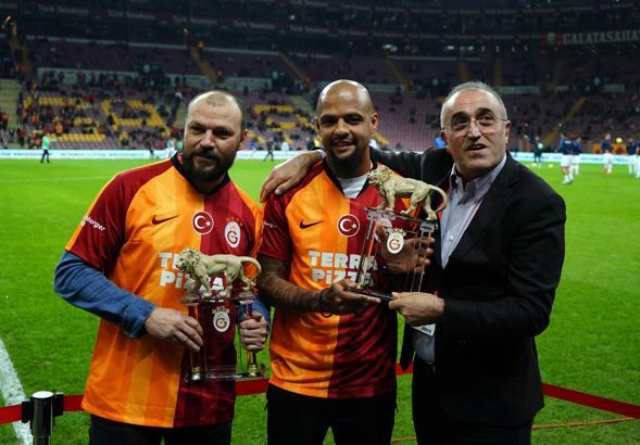 Galatasaray'dan Felipe Melo ve Tomas Ujfalusi'ye plaket