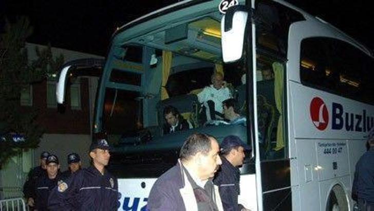 Beşiktaş otobüsü taşlandı