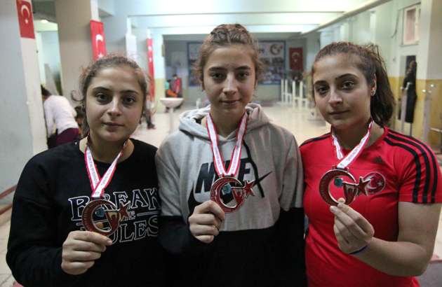 Halterci üç kız kardeşin gözü dünya şampiyonluğunda
