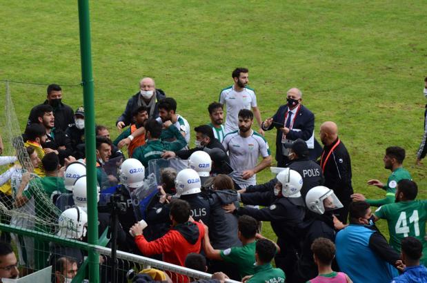 Maç sonrası futbolcular birbirine girdi
