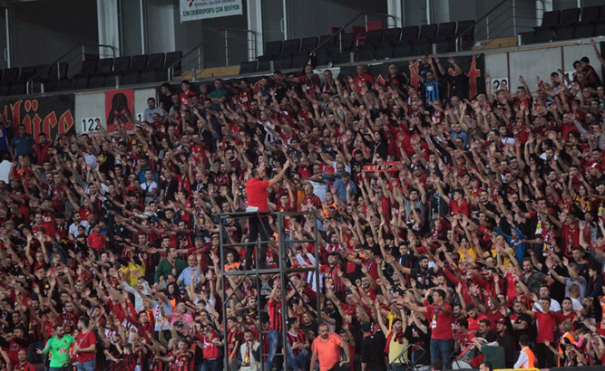 Eskişehirspor taraftarı mali kriz, transfer yasağı dinlemedi